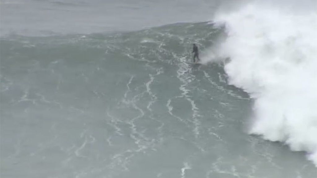 Los surferos más expertos aprovechan las olas de 8 metros en San Sebastián