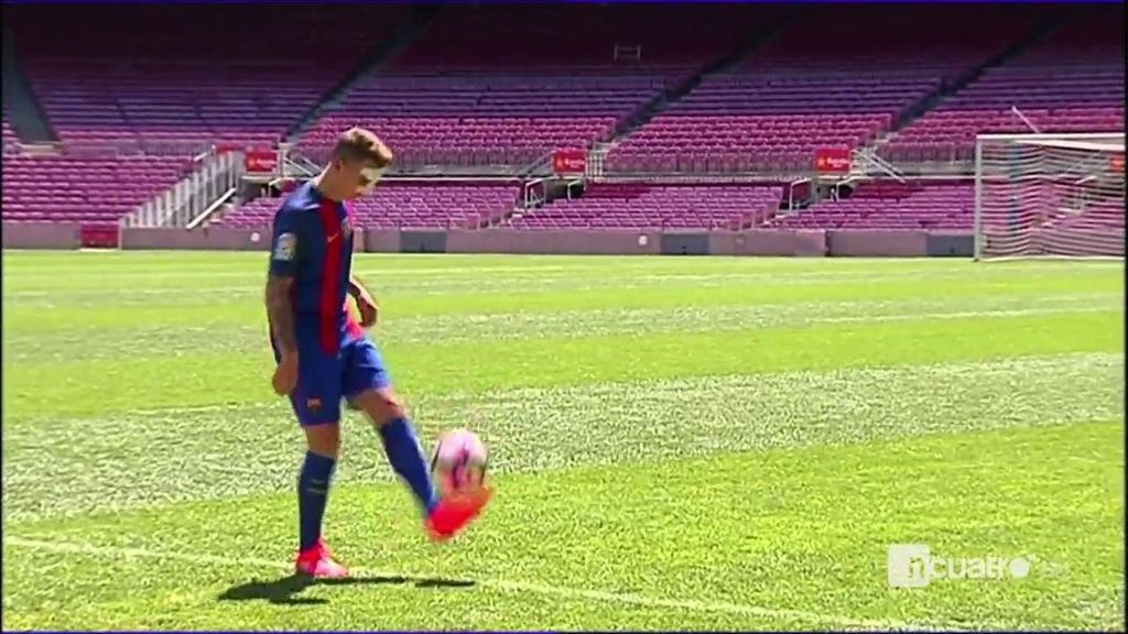Digne intenta regalar dos balones a los aficionados pero… no llega a la grada