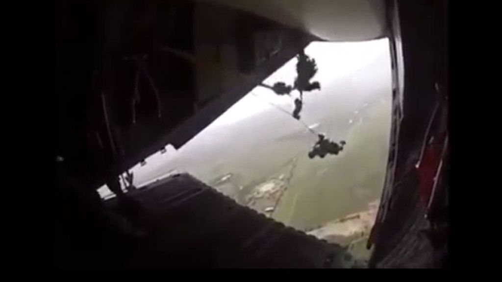 Un paracaidista queda colgado de un avión durante agónicos minutos