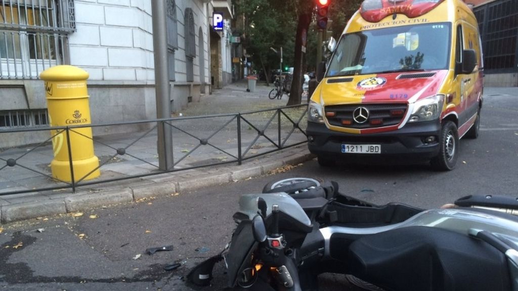 Un accidente de moto deja tres heridos, uno de ellos muy grave, en Madrid