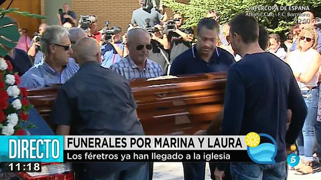 El féretro de Laura del Hoyo llega a la iglesia donde se celebra el funeral