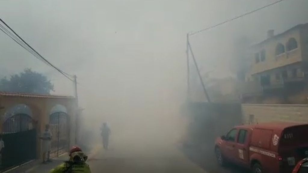 El fuego ha obligado a desalojar varias viviendas en Calpe