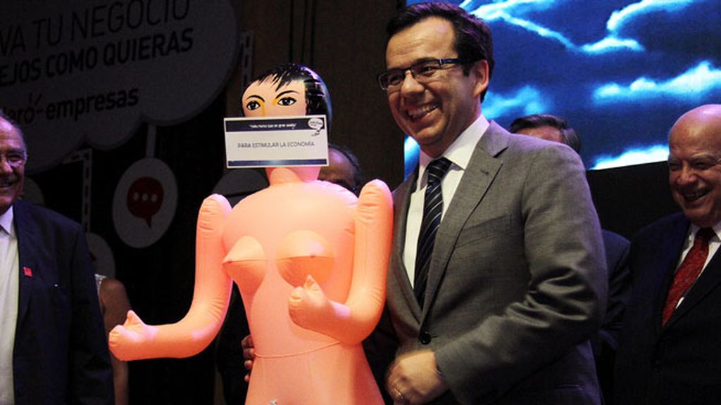Una muñeca hinchable, el polémico regalo al ministro de Economía de Chile