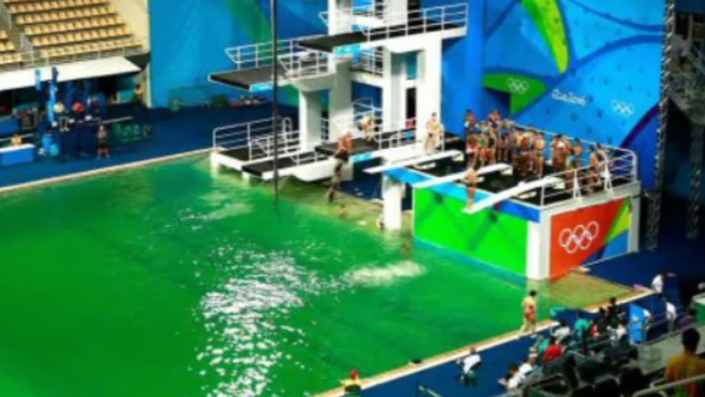El agua de la piscina de Río cambia de azul intenso a un turbio y misterioso color verde