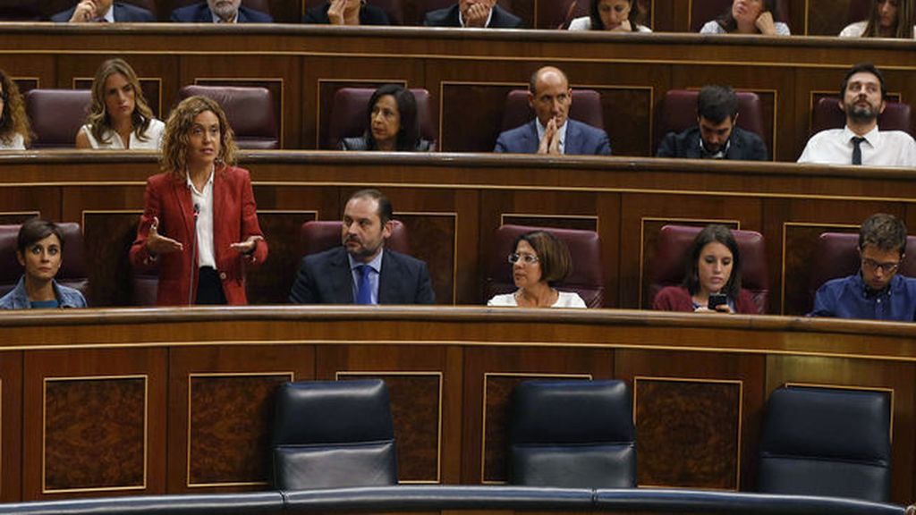 El PSOE: "Guindos no está porque no se puede defender el nombramiento de Soria”