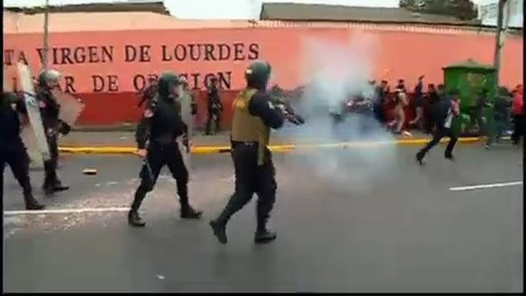 Batalla campal en Perú entre policías y universitarios
