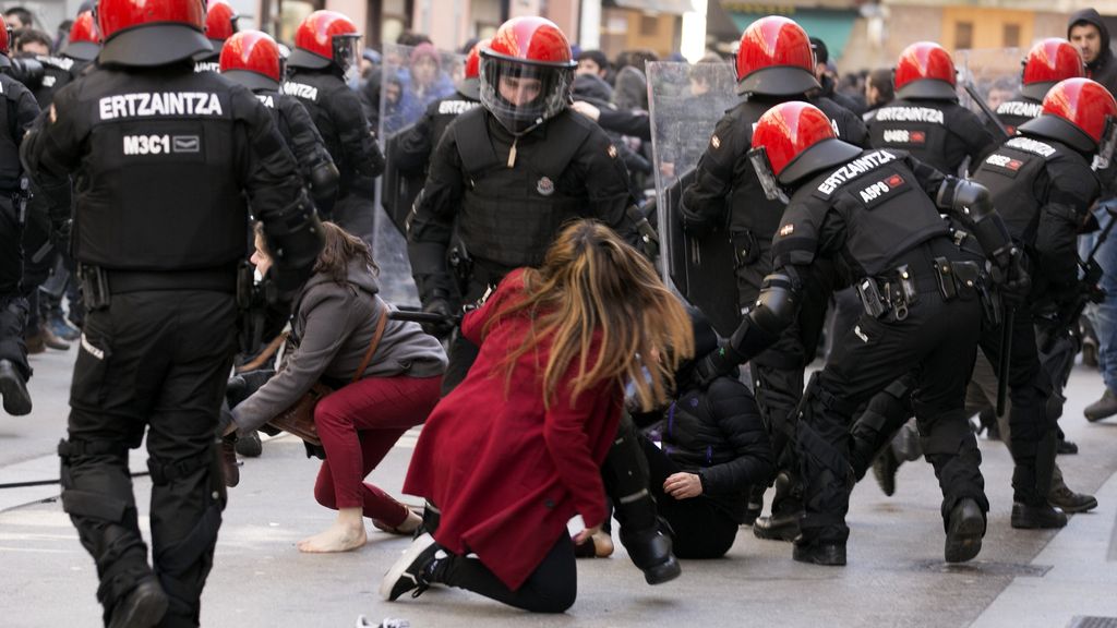Heridos y detenidos en las manifestaciones de estudiantes en Pamplona y Vitoria