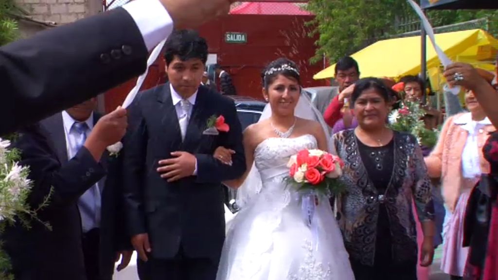 La palpa y la ofrenda de regalos, lo más típico de una boda peruana
