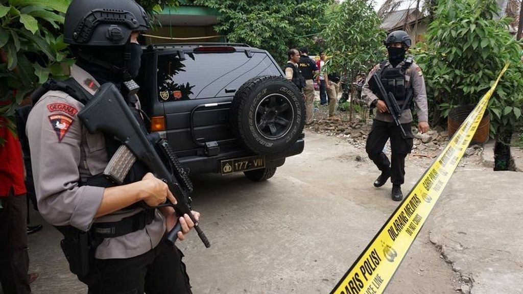 Un joven islamista ataca con un cuchillo a tres policías en Indonesia