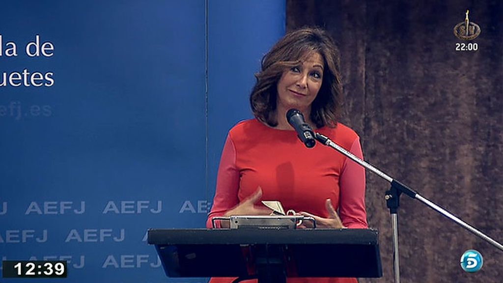 'AR' Premio pajarita por su aportación en la educación de los niños a través de los juguetes 'AR' Premio pajarita por su aportación en la educación de los niños a través de los juguetes