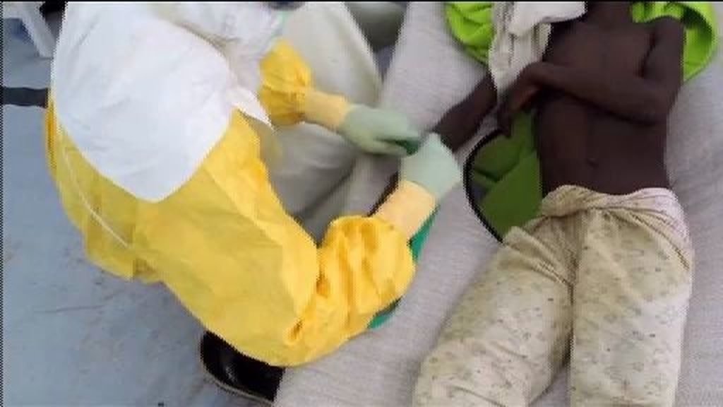 El virus del ébola sigue extendiéndose por Africa sin control