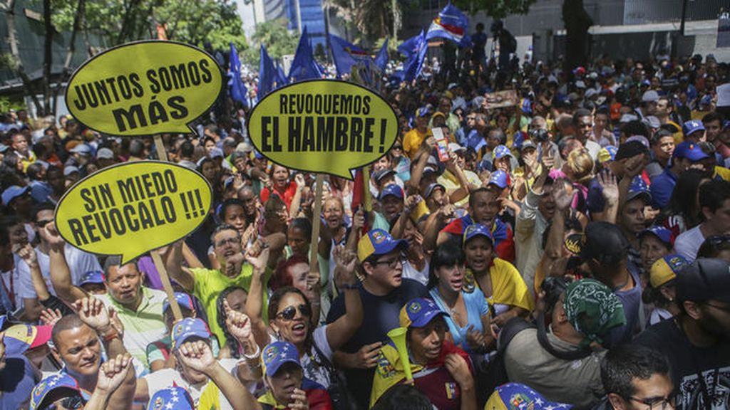Multitudinaria manifestación en Caracas a favor del proceso revocatorio
