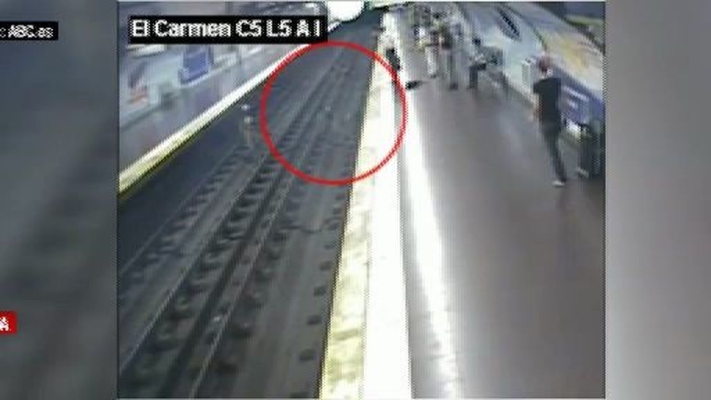 Rescatado un hombre tras saltar a las vías del metro de Madrid