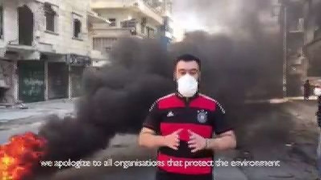 La disculpa de un sirio por quemar ruedas para protegerse de los ataques