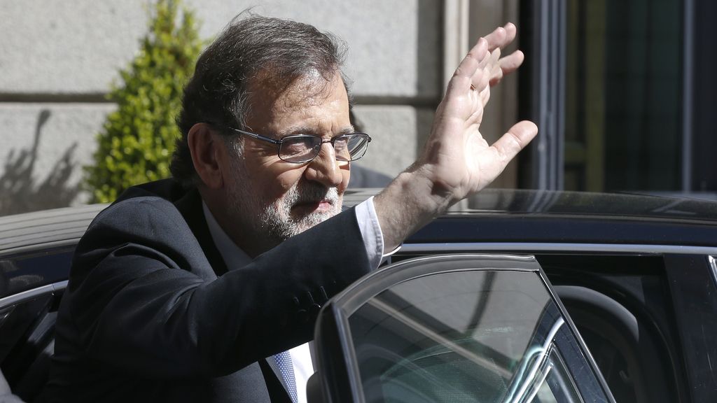 Rajoy tira de ironía cuando le preguntan si le preocupa la cita de PSOE, C's y Podemos