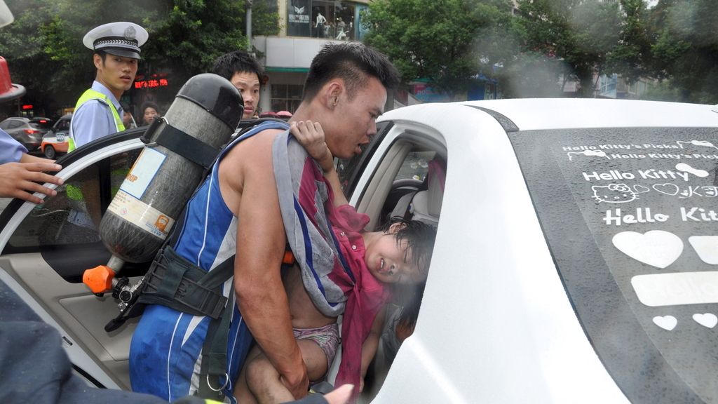 Más de 90 niños heridos en el incendio de un centro comercial en China