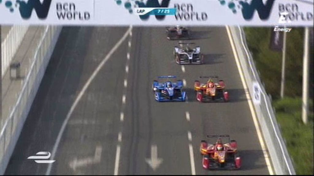 ¡Lucha rueda con rueda entre Sato y Piquet!