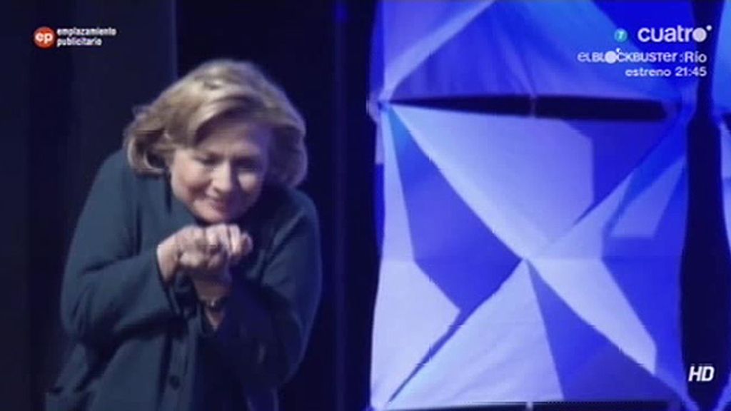 Lanzan un zapato a Hillary Clinton durante una conferencia