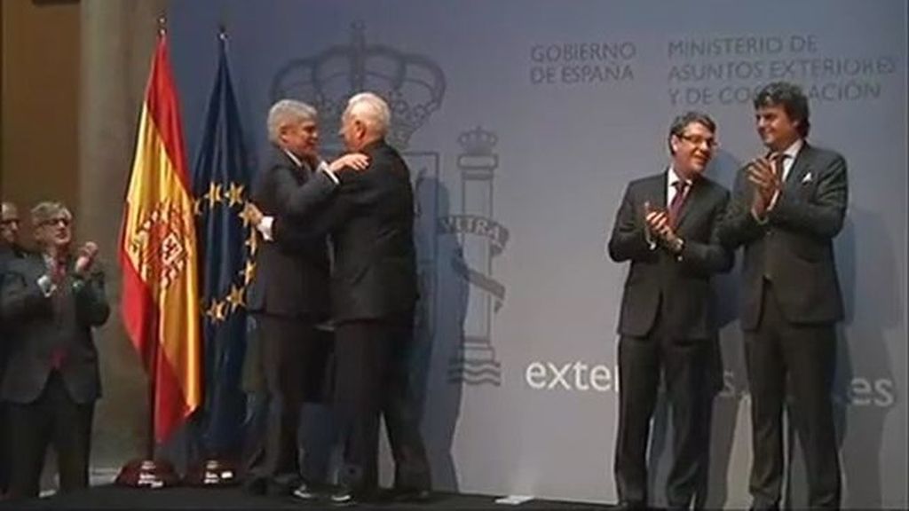 Alfonso Dastis recibe la cartera de Exteriores de la mano de Margallo