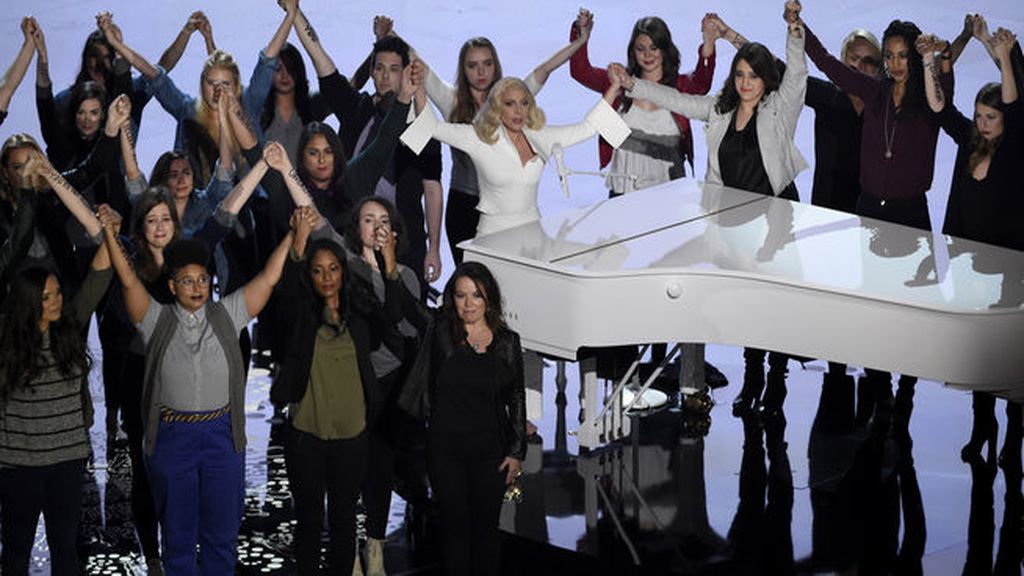 Lady Gaga emociona en los Óscar
