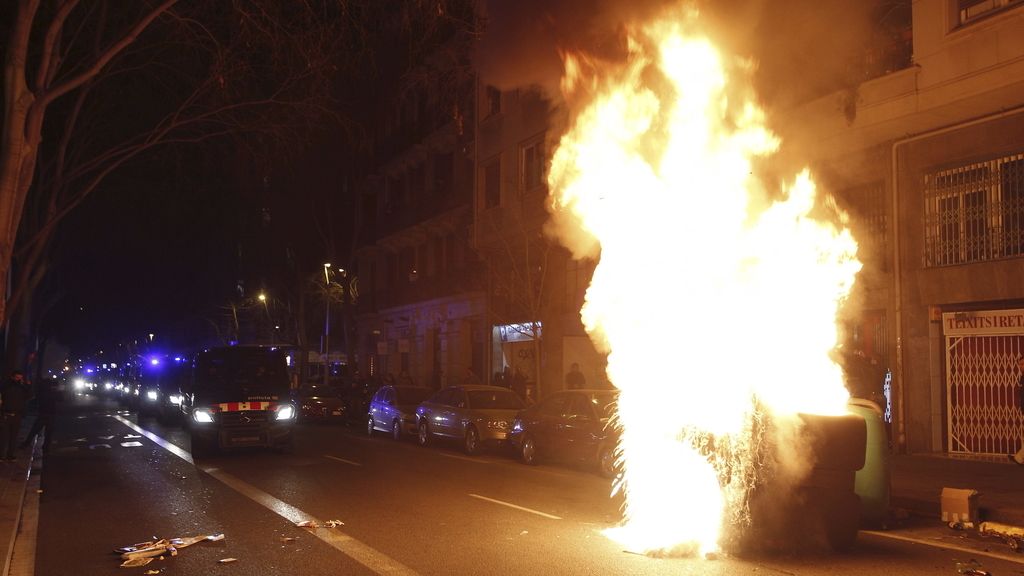 Disturbios en Barcelona tras intentar impedir un desalojo de una casa okupa