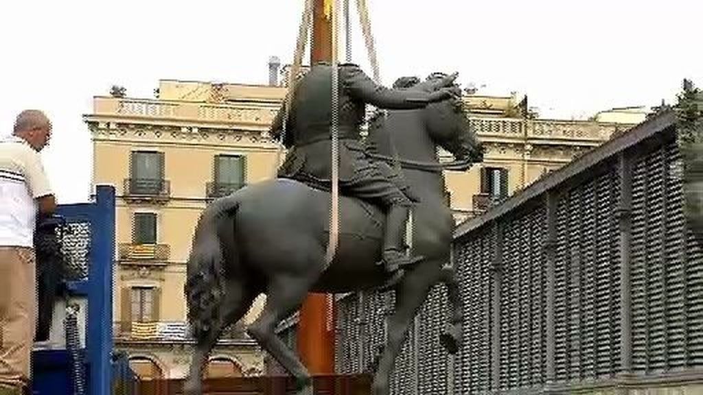La estatua de Franco en el Born recibida con huevos