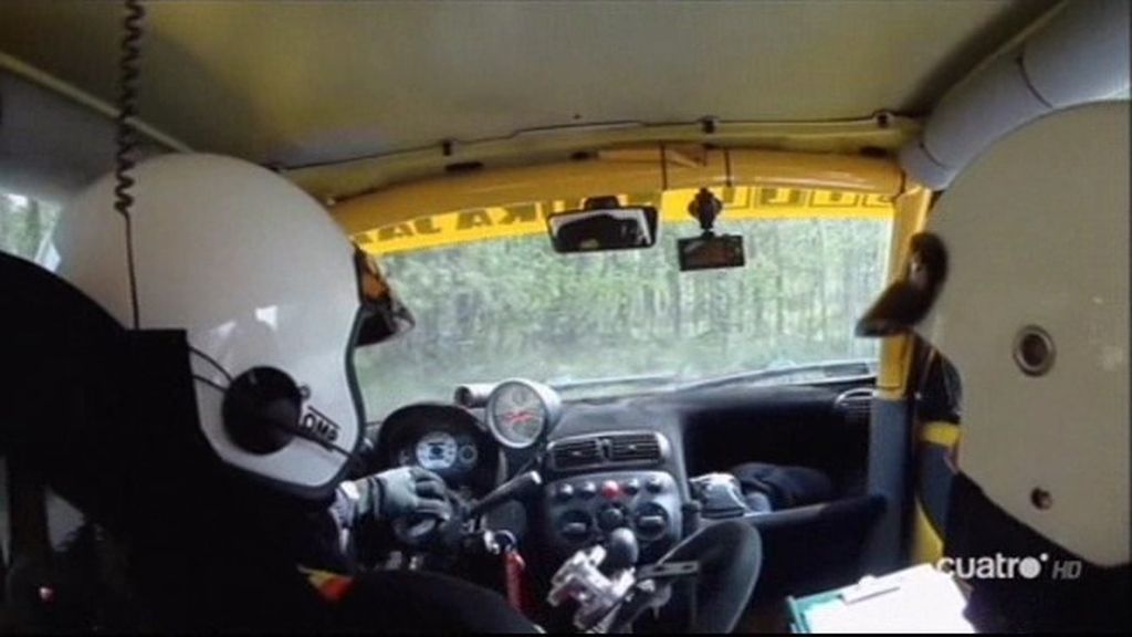 ¡Qué talento! A este piloto de rally se le cae el volante... ¡y sigue conduciendo!
