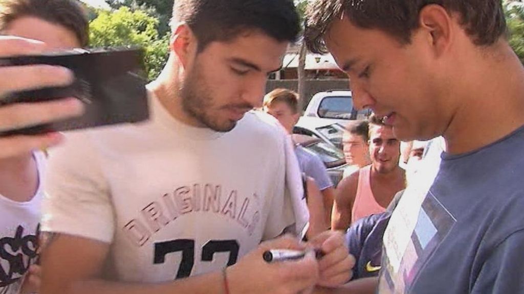 Los aficionados invaden la puerta de la casa de los suegros de Luis Suárez