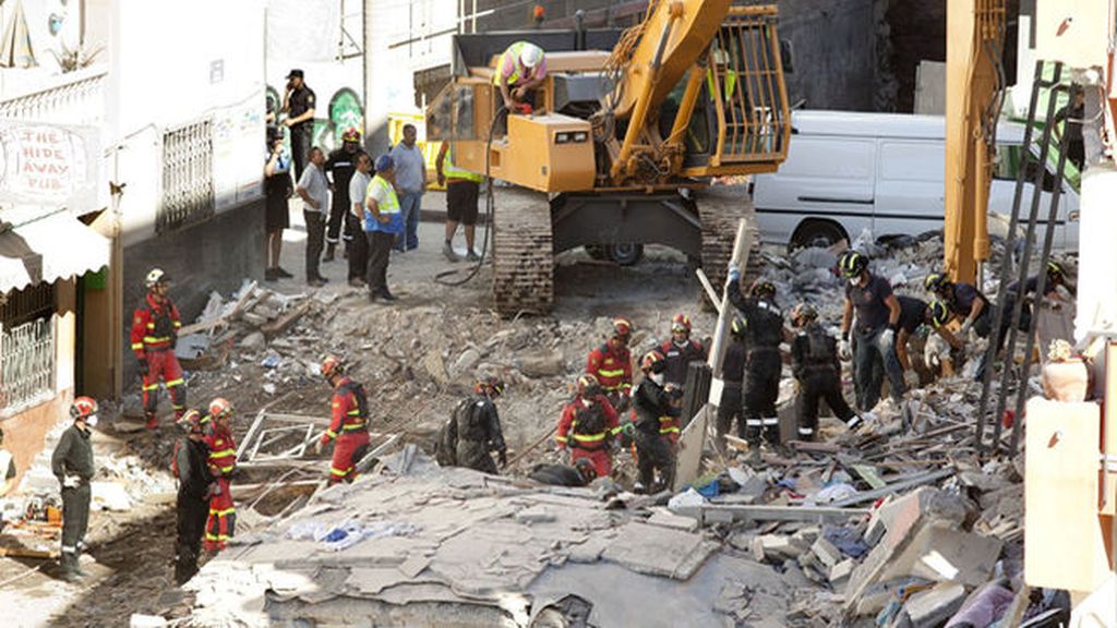 Los bomberos rescatan un segundo cadáver del edificio colapsado en Tenerife