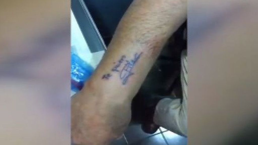 Un anciano encoge el corazón a todos con su tatuaje