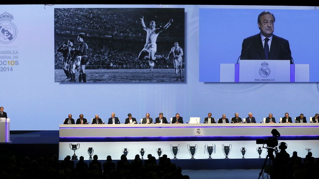Paseo triunfal de Florentino Pérez ante los socios del Real Madrid