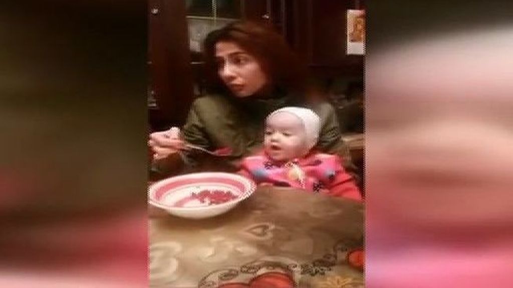 Esta pequeña intentando comerse la comida de su madre ha enternecido las redes