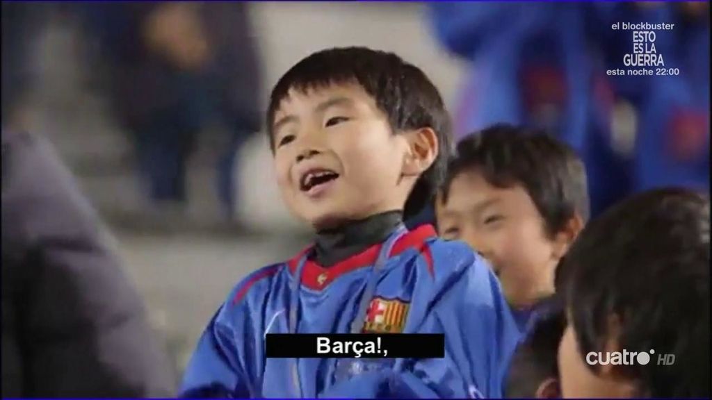 Un niño japonés revoluciona el entrenamiento del Barcelona cantando el himno a capela