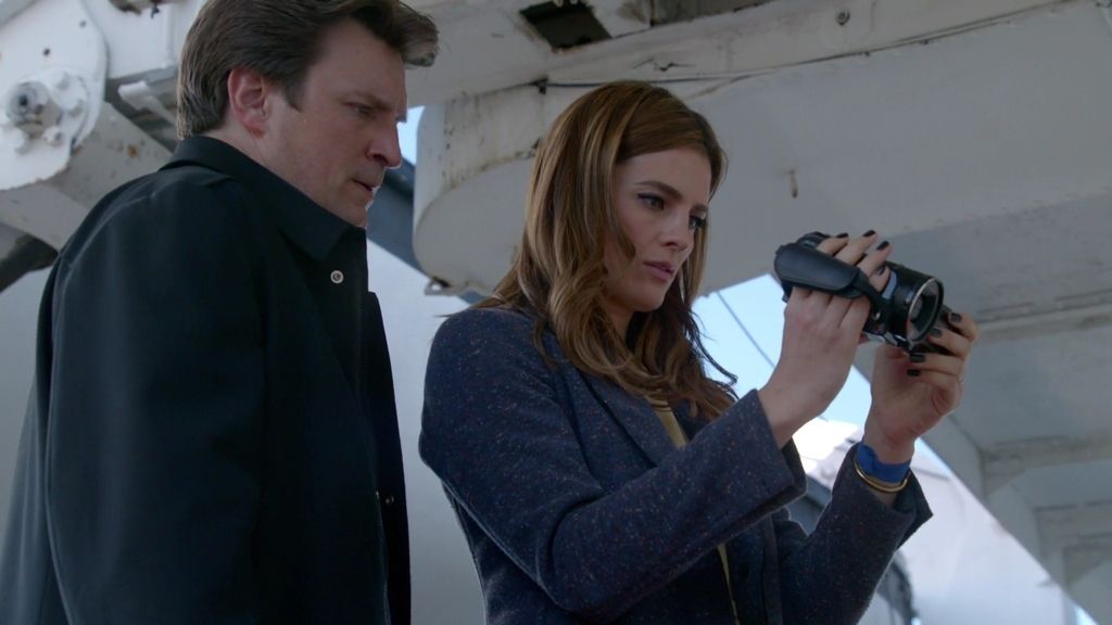Castle y Beckett encuentran una cámara de la víctima escondida en la cubierta superior