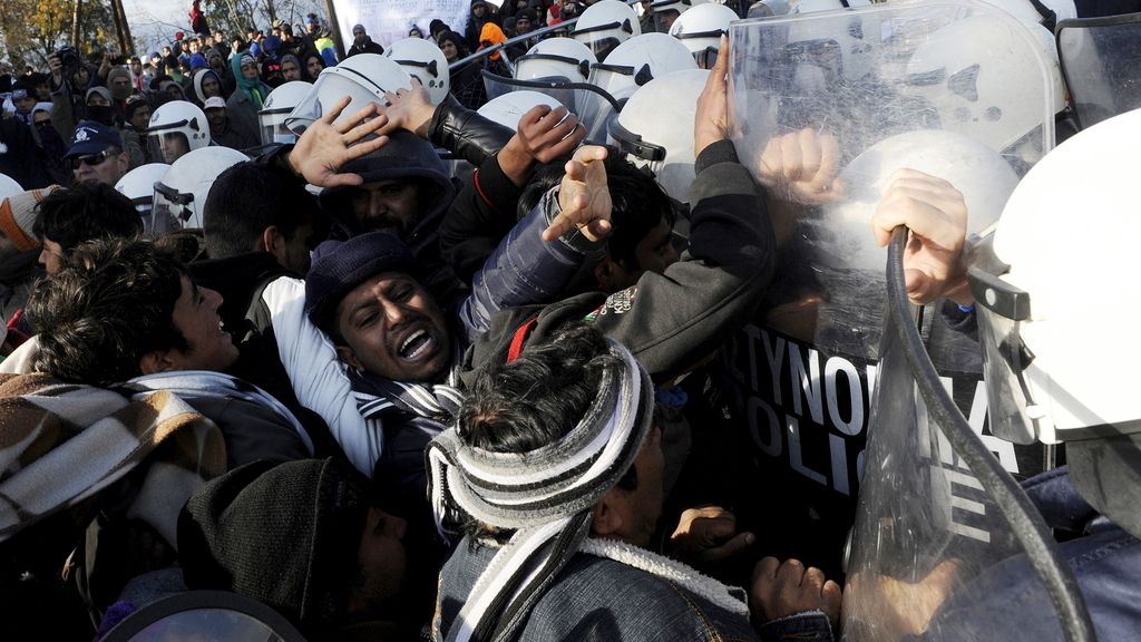 Graves disturbios entre policía y refugiados en la frontera entre Macedonia y Grecia