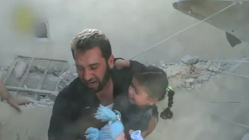 Rescatados con vida dos niños bajo toneladas de escombros en Alepo, Siria