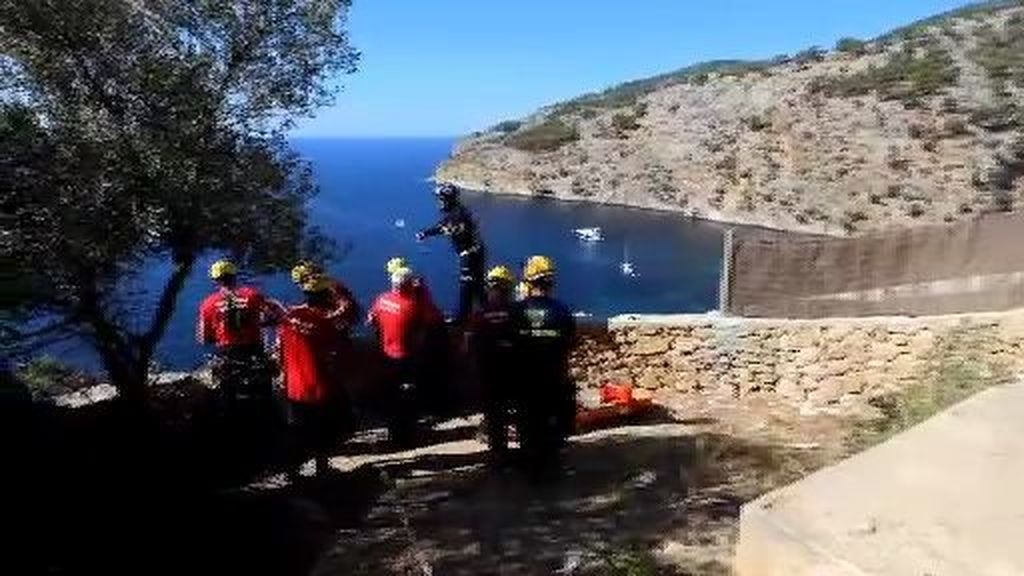 Rescatan a un hombre que cayó con una grúa por un acantilado