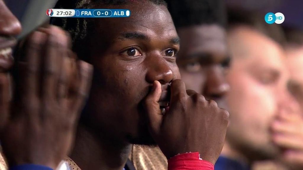 Pogba, en el banquillo, no entiende el mal juego de la Selección francesa