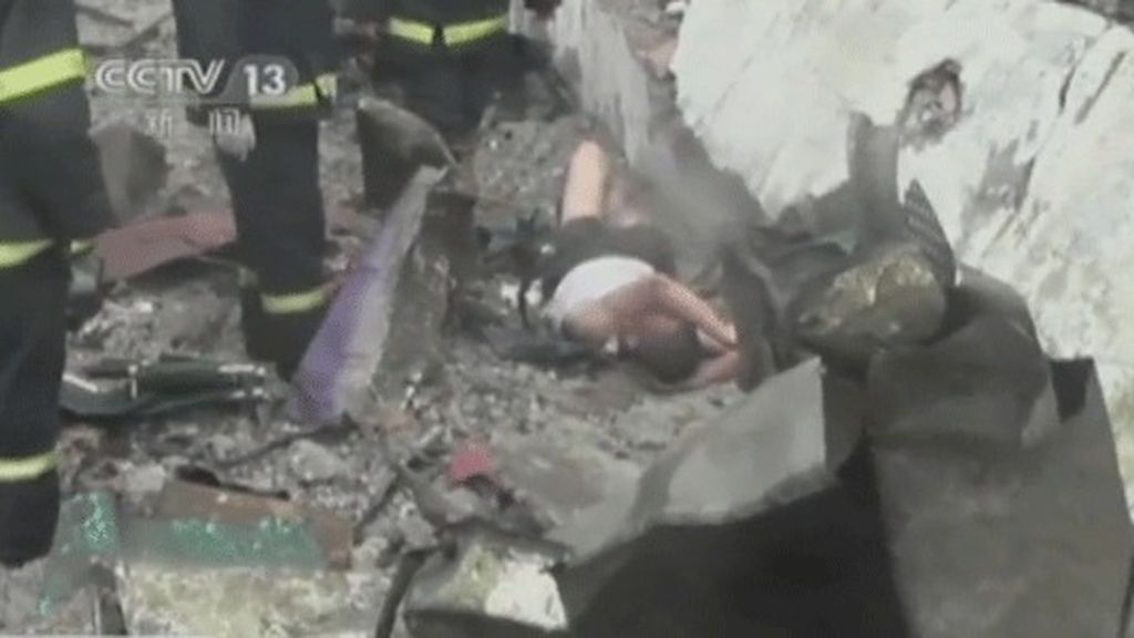 Encontrado con vida uno de los bomberos desaparecidos en la explosión de Tianjin