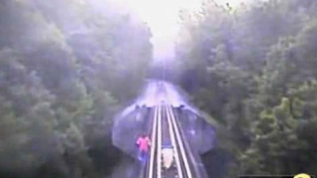 Dos mujeres se salvan 'in extremis' de ser atropelladas por un tren