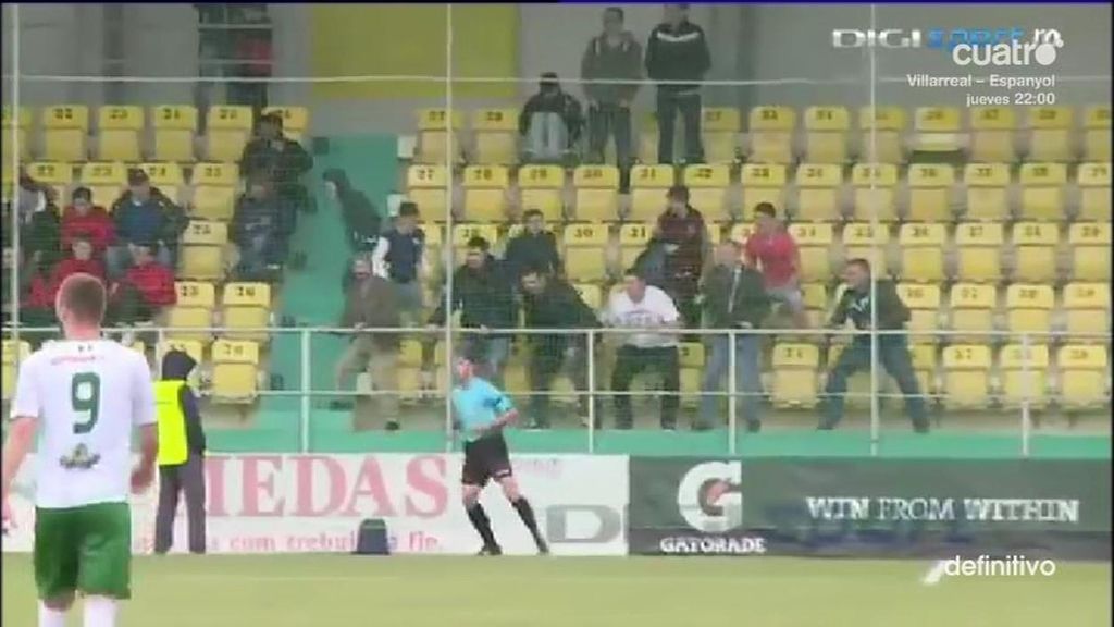 ¡Guasa en Rumanía! Unos hinchas se mofan imitando al juez de línea desde la grada
