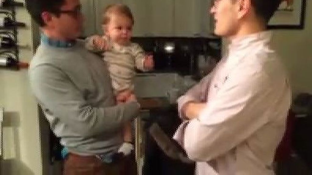 La graciosa confusión de este bebé al ver al hermano gemelo de su padre