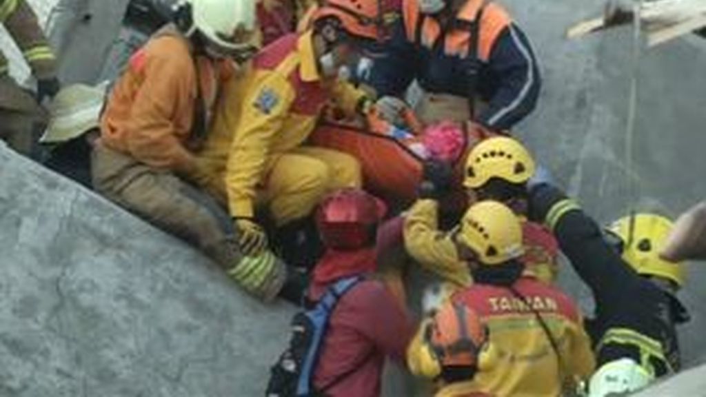 Rescatan a una niña de ocho años tras pasar más de 60 horas sepultada bajo los escombros