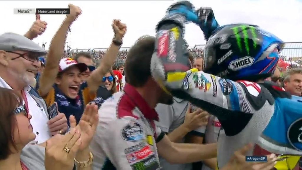 ¡Emoción entre hermanos! Márquez abraza a su hermano Álex en su primer podio