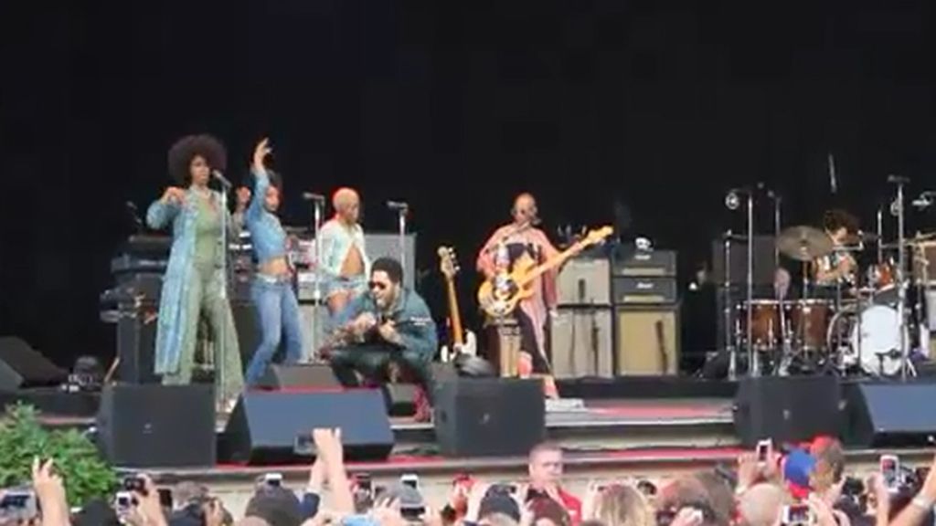 Lenny Kravitz deja al descubierto sus partes íntimas en pleno concierto