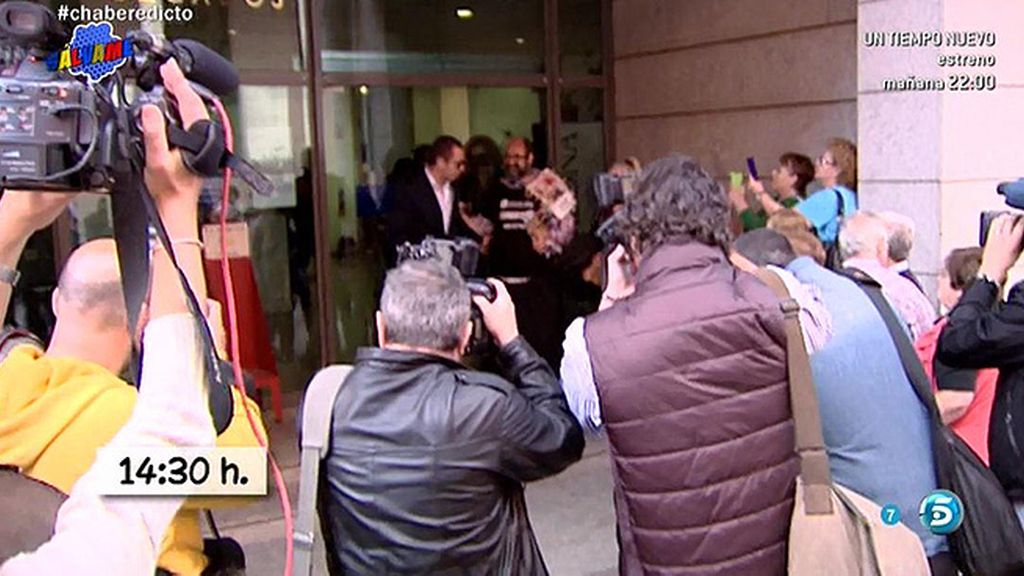 Alberto Isla da las gracias a los periodistas a la salida de los juzgados