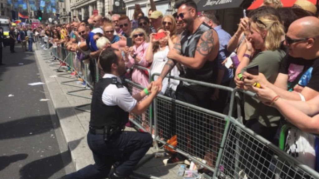 La pedida de mano de un policía londinense a su novio en el desfile del Orgullo