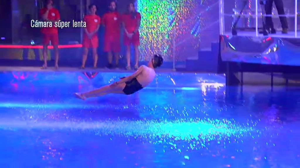 El planchazo de Sandro Rey: cae de espaldas contra el agua haciendo un mortal