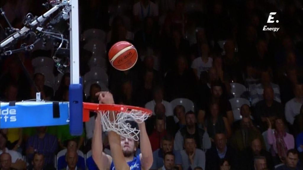 ¡Por ahí no vale Bjelica! El serbio hace un gorro... ¡pero mete la mano por la canasta!