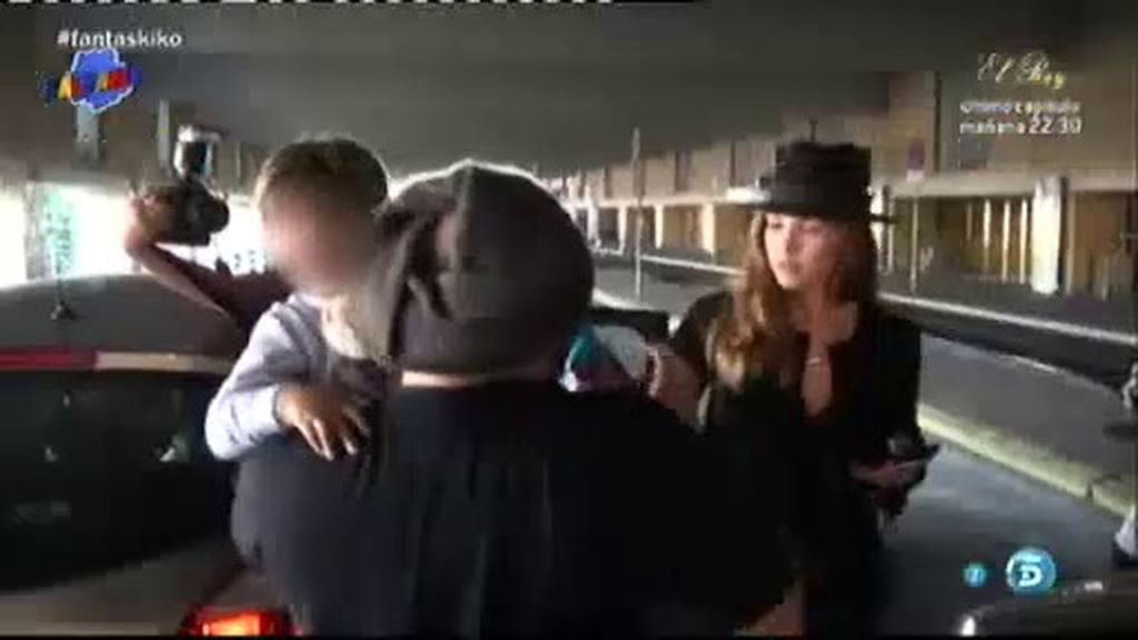 Kiko Rivera se enfada con la prensa cuando recogía a su hijo en la estación